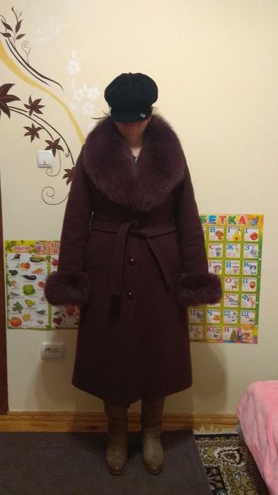 Продам зимове пальто, з натуральним хутром.