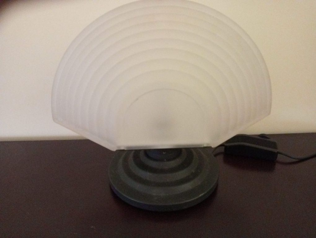 Um par de candeeiros e um par de apliques, estilo Lalique