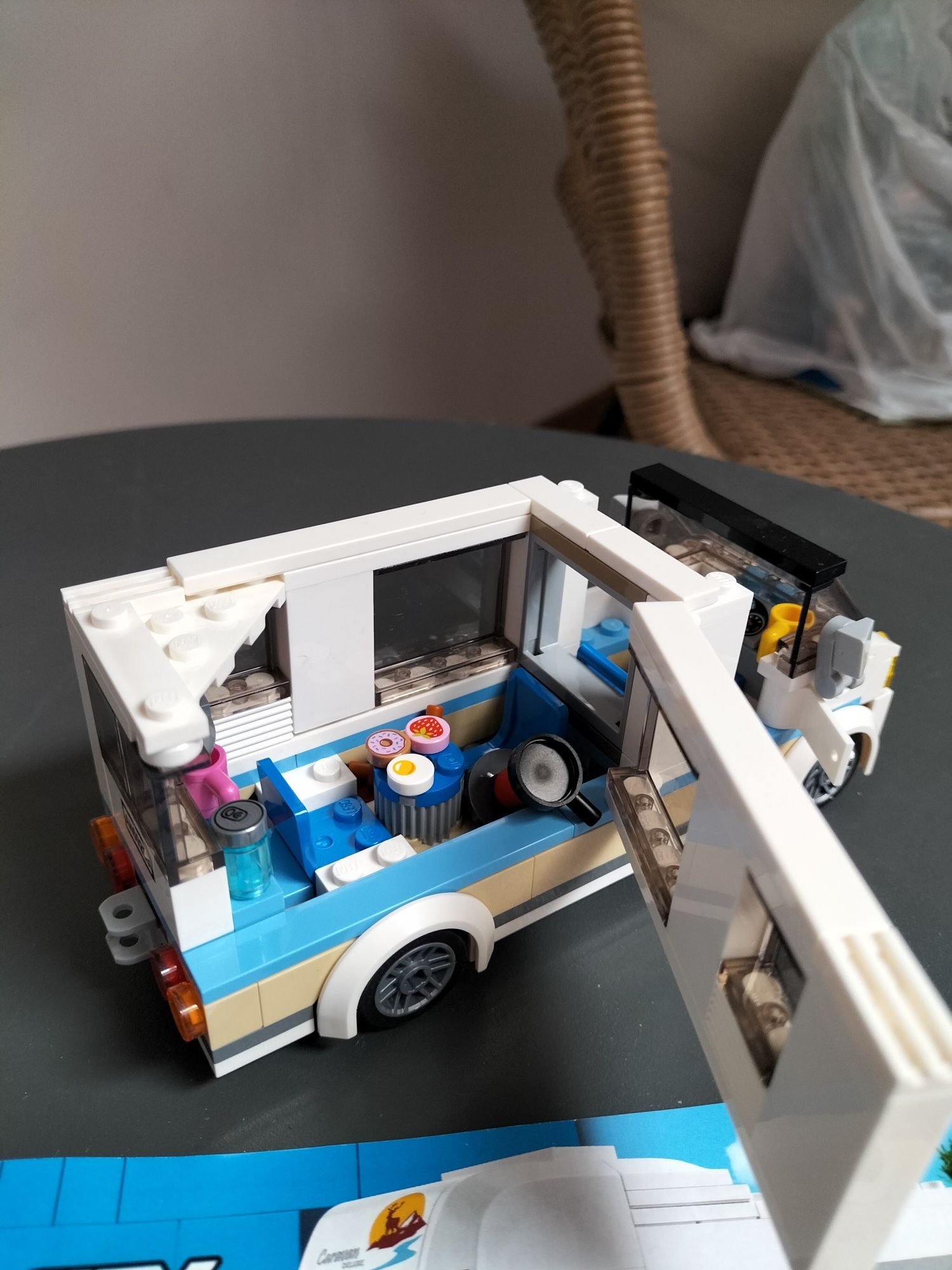 LEGO 60283 wakacyjny kamper