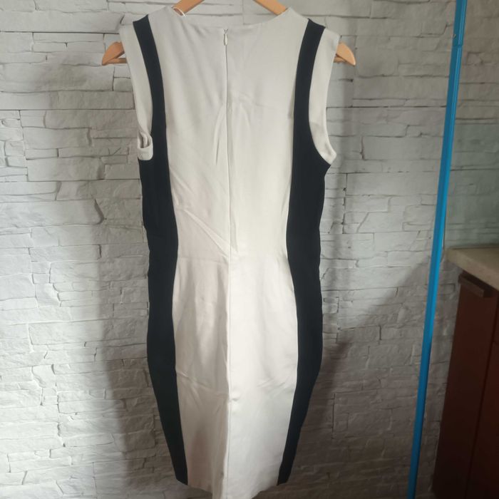 Sukienka princeska klasyczna biznesowa modelująca SAVIDA r. 40/L