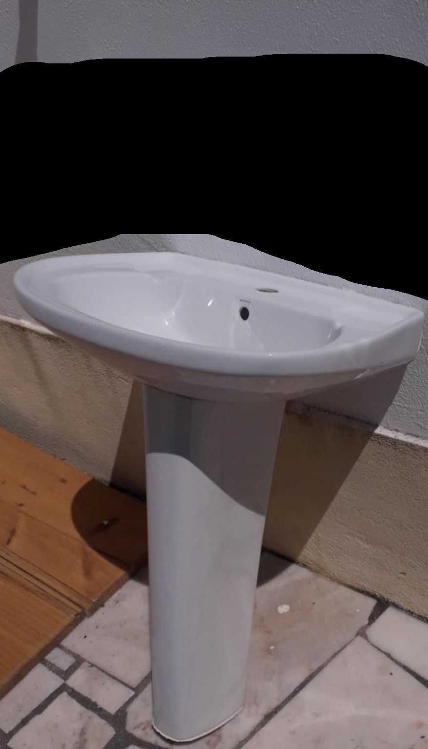 Lavatório Madalena com sifão. De pé. Casa de banho.