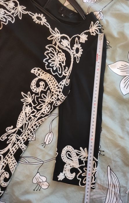 Чорне плаття з вишивкою.