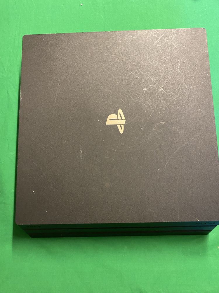 Vendo ps4 com jogos : gran turismo e gta  ,comando