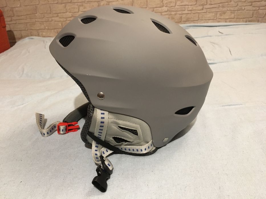 Kask narciarski narty zima dla dziecka dziecko ferie stok śnieg zjazd