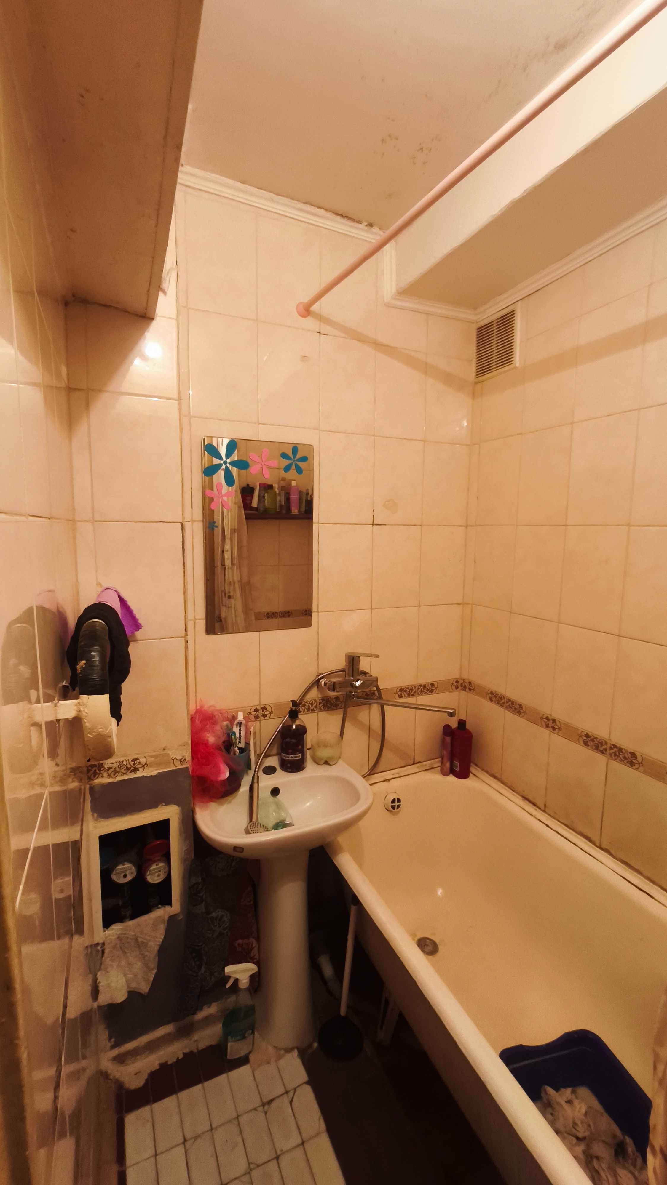 Продам  2 комнатную, метро Черниговская,ул.Карбышева , 18-А