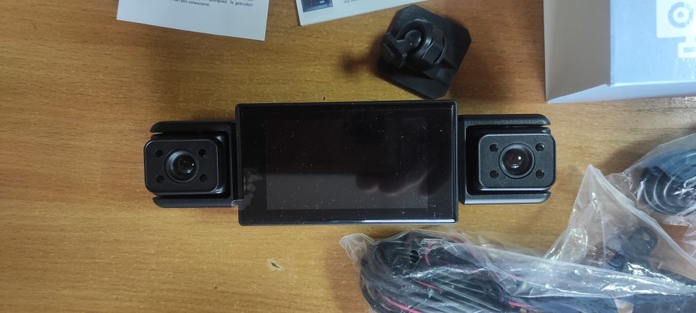 видеорегистратор автомобильный з трьома плюс одна камера