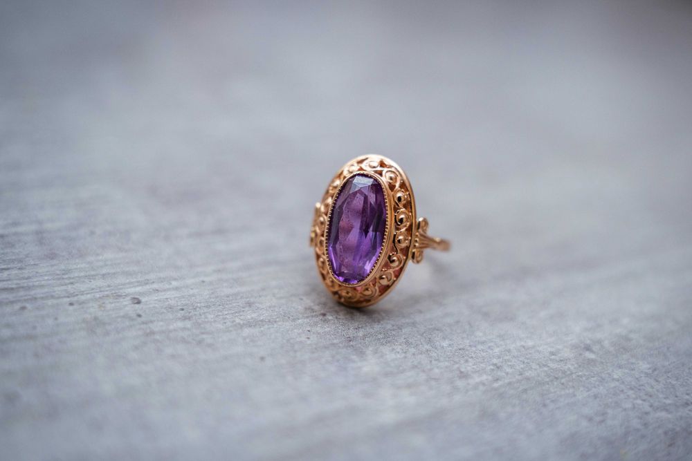 Złoty pierścionek z fioletowym oczkiem