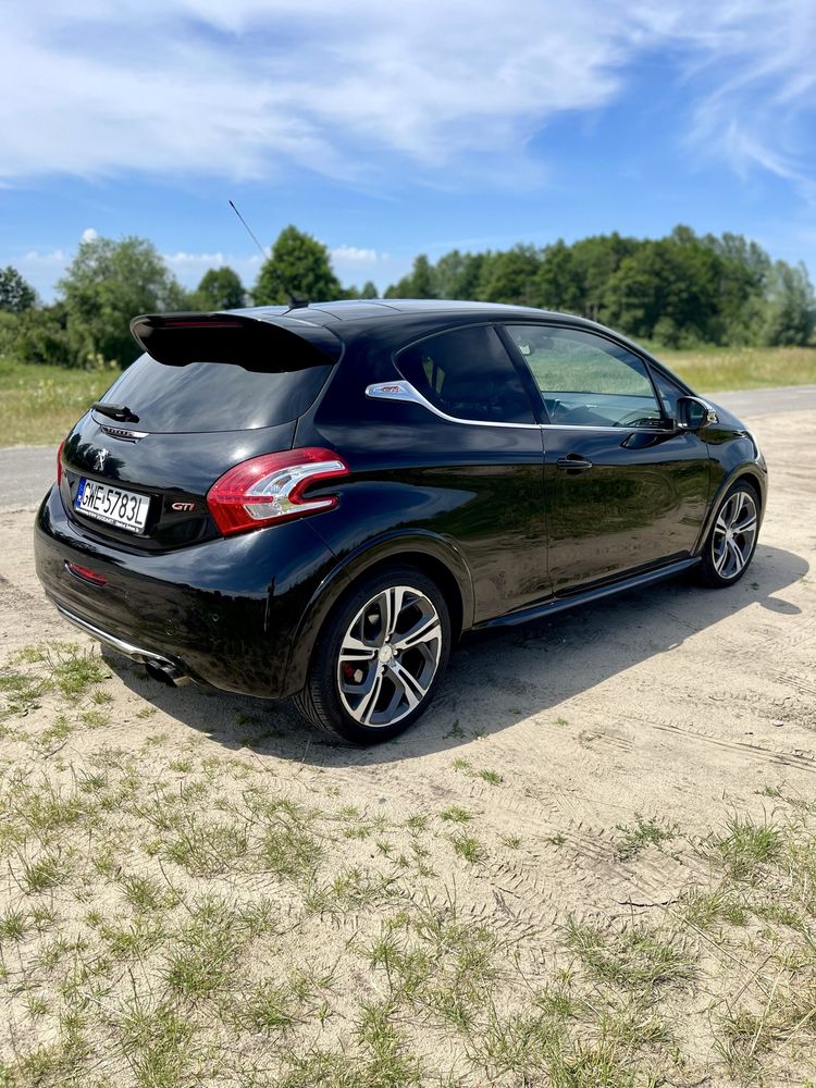 Czarny Peugeot 208 GTI 200 KM