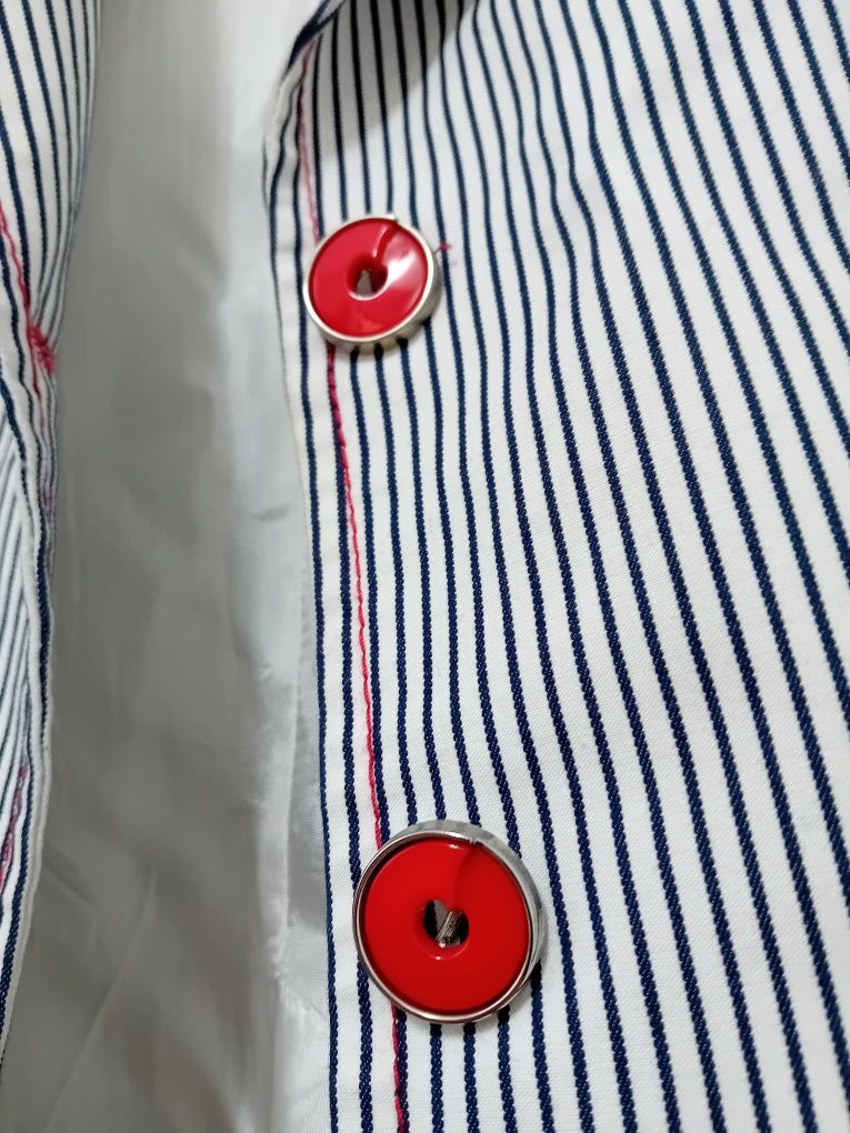 Blazer branco com risca azul e vermelha