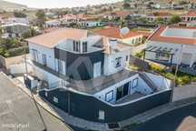 Conforto Ampliado: Moradia T3 com Garagem e Apartamento T1 na Encantad