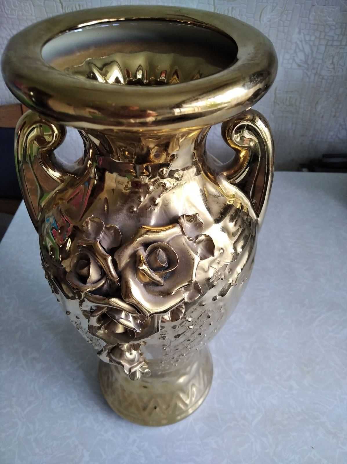 мясорубку,ключи закаточные и три красивые керамические вазы для цветов