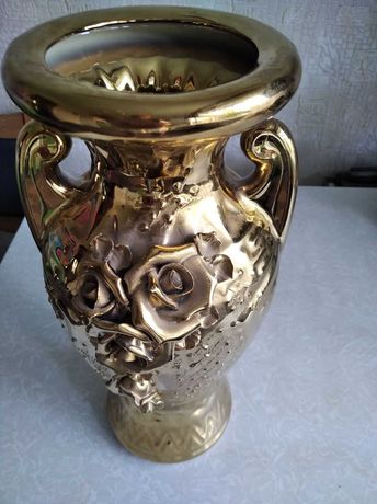 продам три красивые керамические вазы для цветов