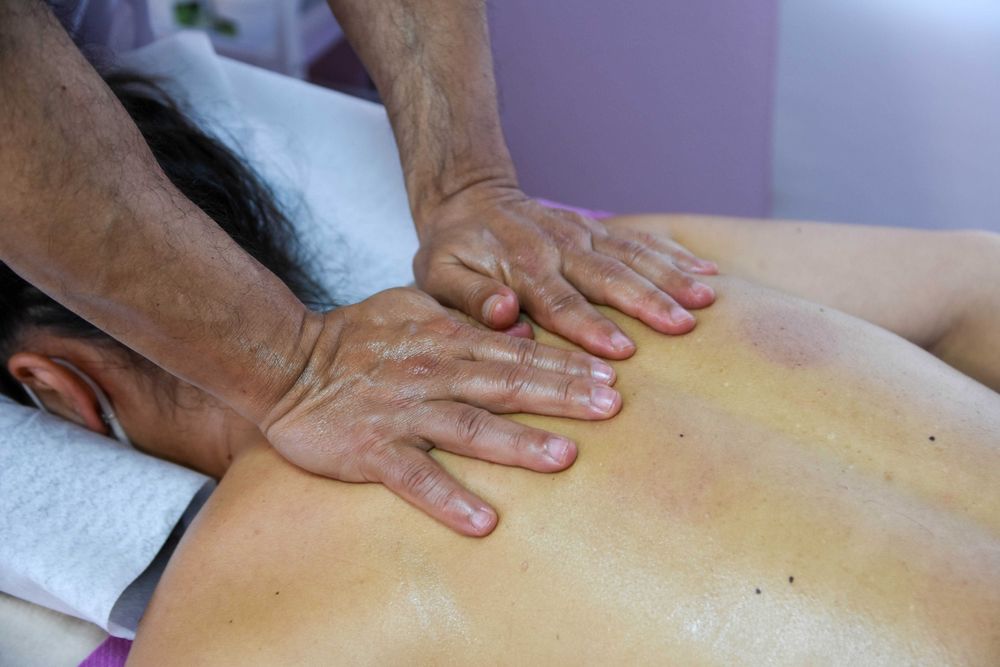 Massagem  relaxamento /terapêutica  especifica para  a dor .