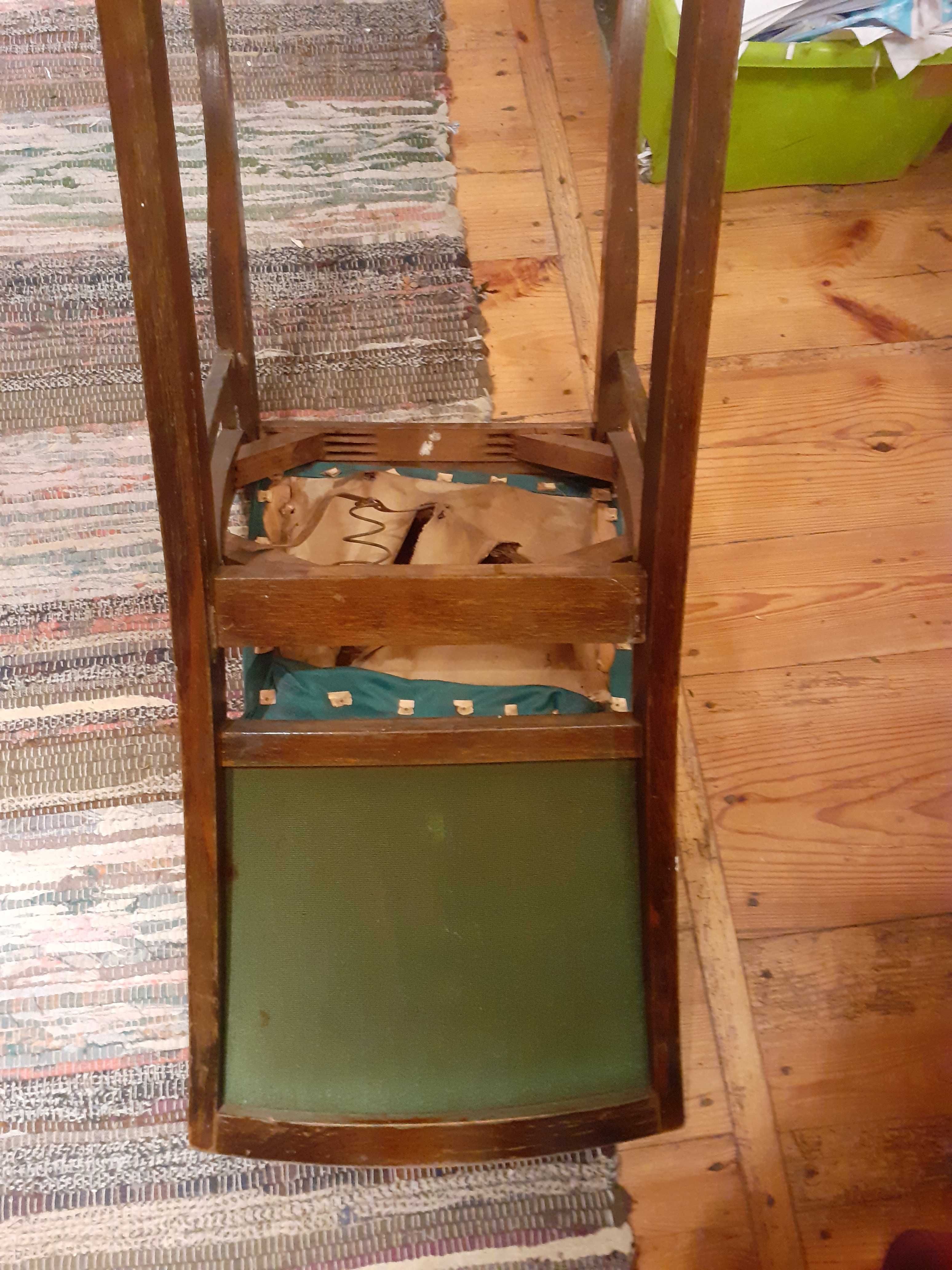 Krzesła drewniane tapicerowane stare zielone