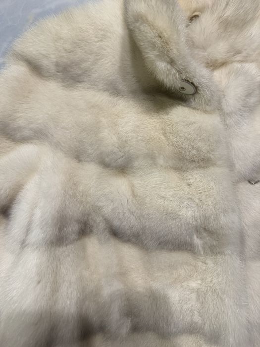 Натуральна до коліна норкова шуба з скороченими рукавами