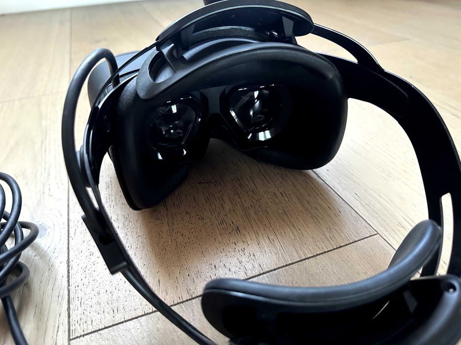 Varjo Aero okulary VR + kontrolery Valve Index + 2 stacje bazowe