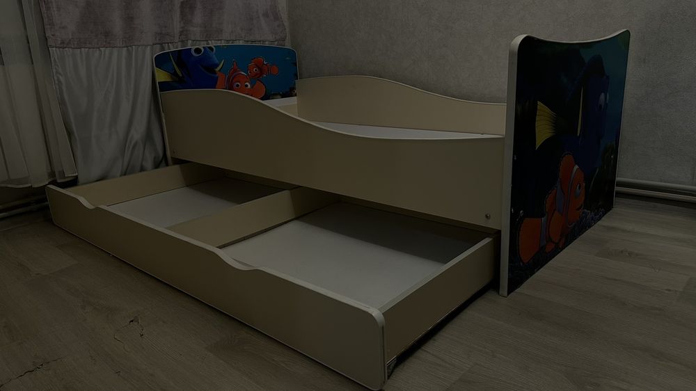 Меблі для дитячої кімнати - стіл, ліжко , крісло