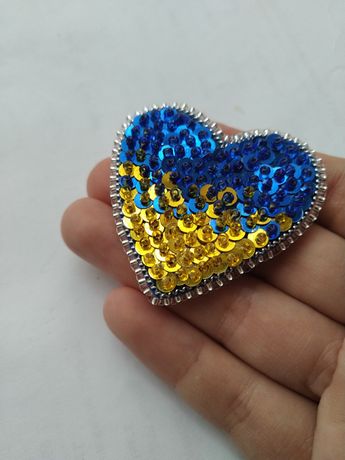 Брошка значок ручна робота сердечко прапор України серце