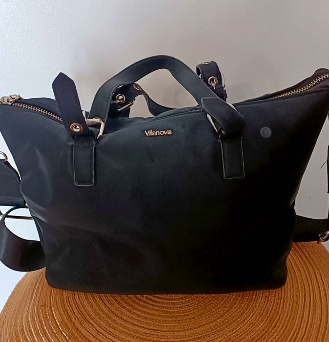 Bolsa preta em poliuretano com alça ajustável e design elegante