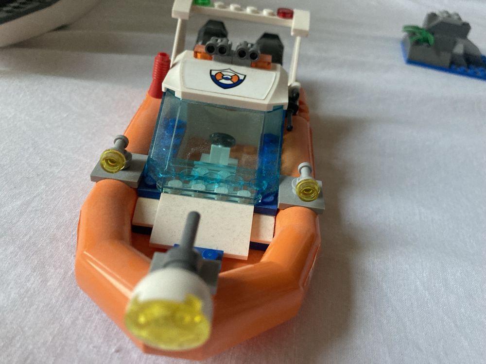 LEGO City 60168 żaglówka i ponton straży przybrzeżnej