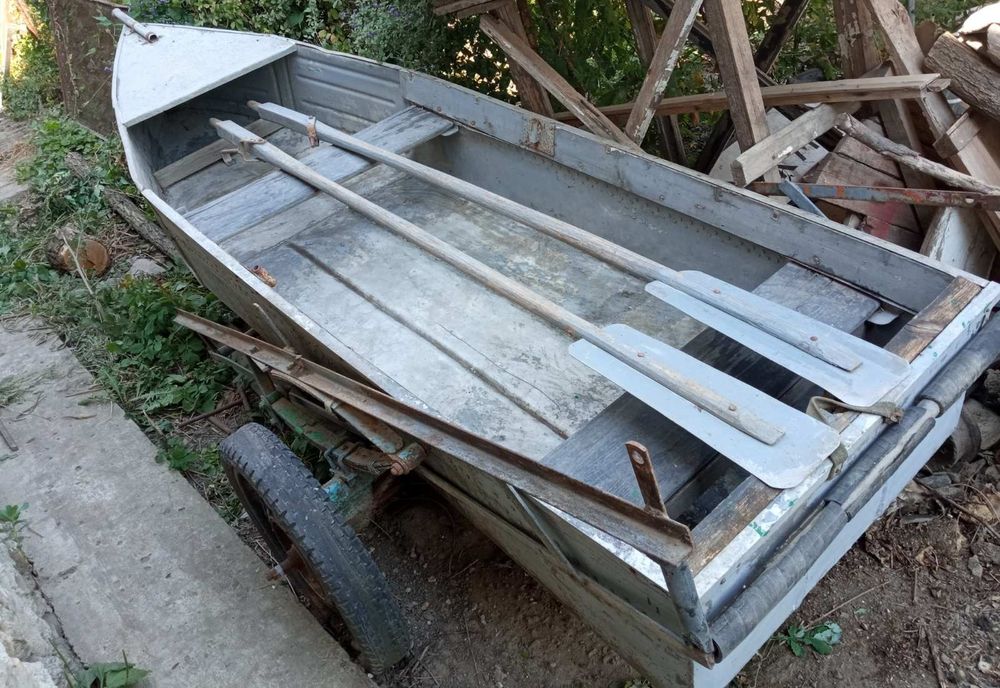 Лодка з лафетом в комплекті