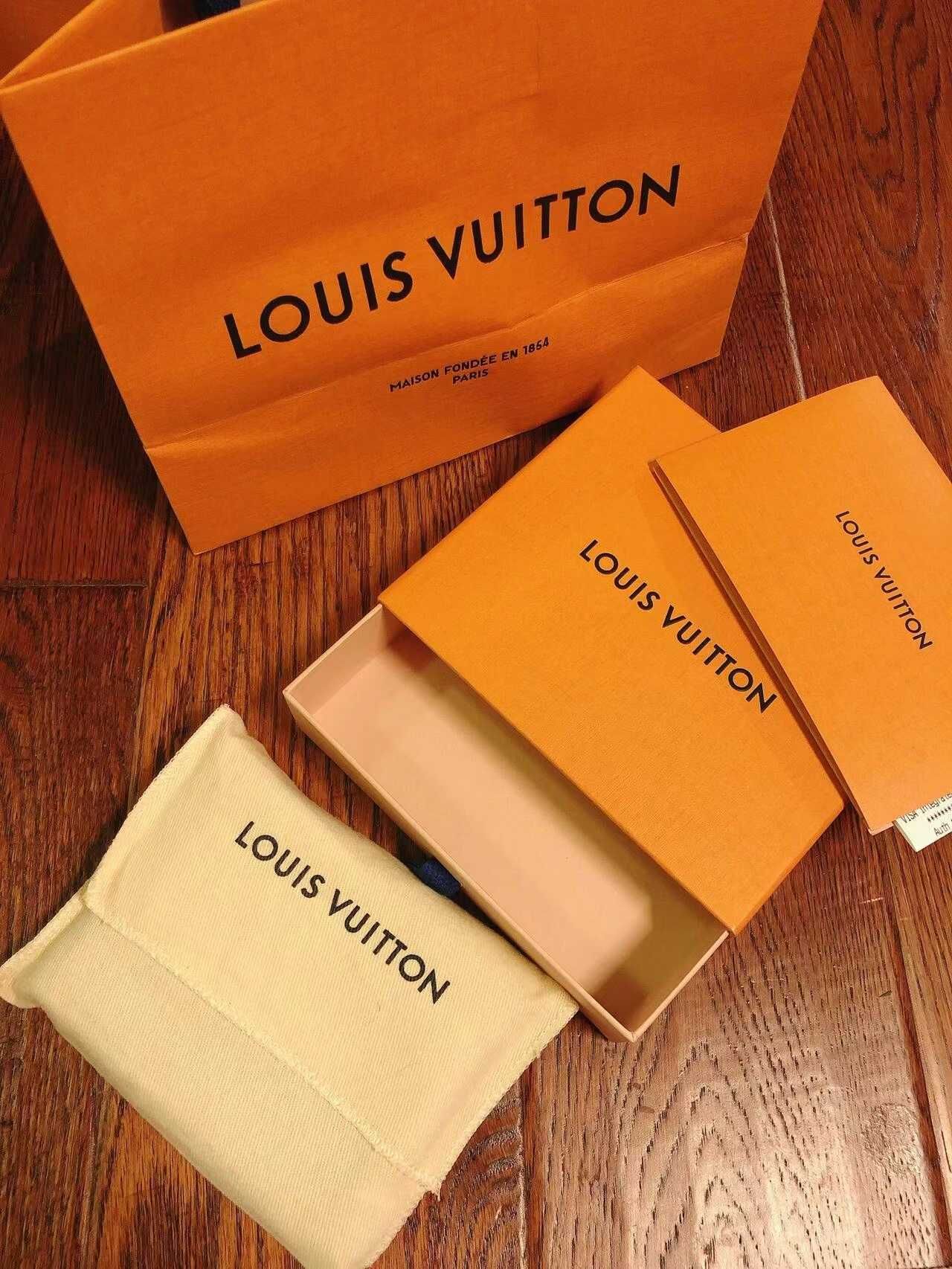 Czarno-szare etui na karty Louis Vuitton w szachownicę