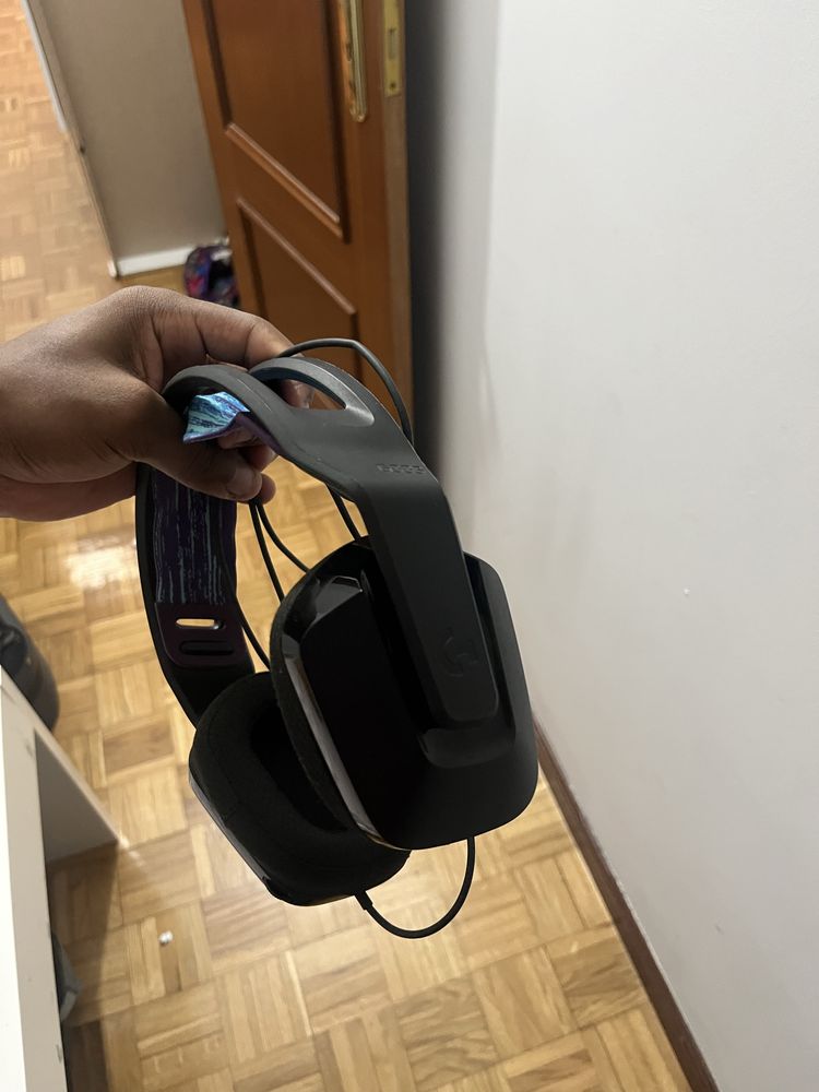 Vendo uns Fones gamers da logitech G335