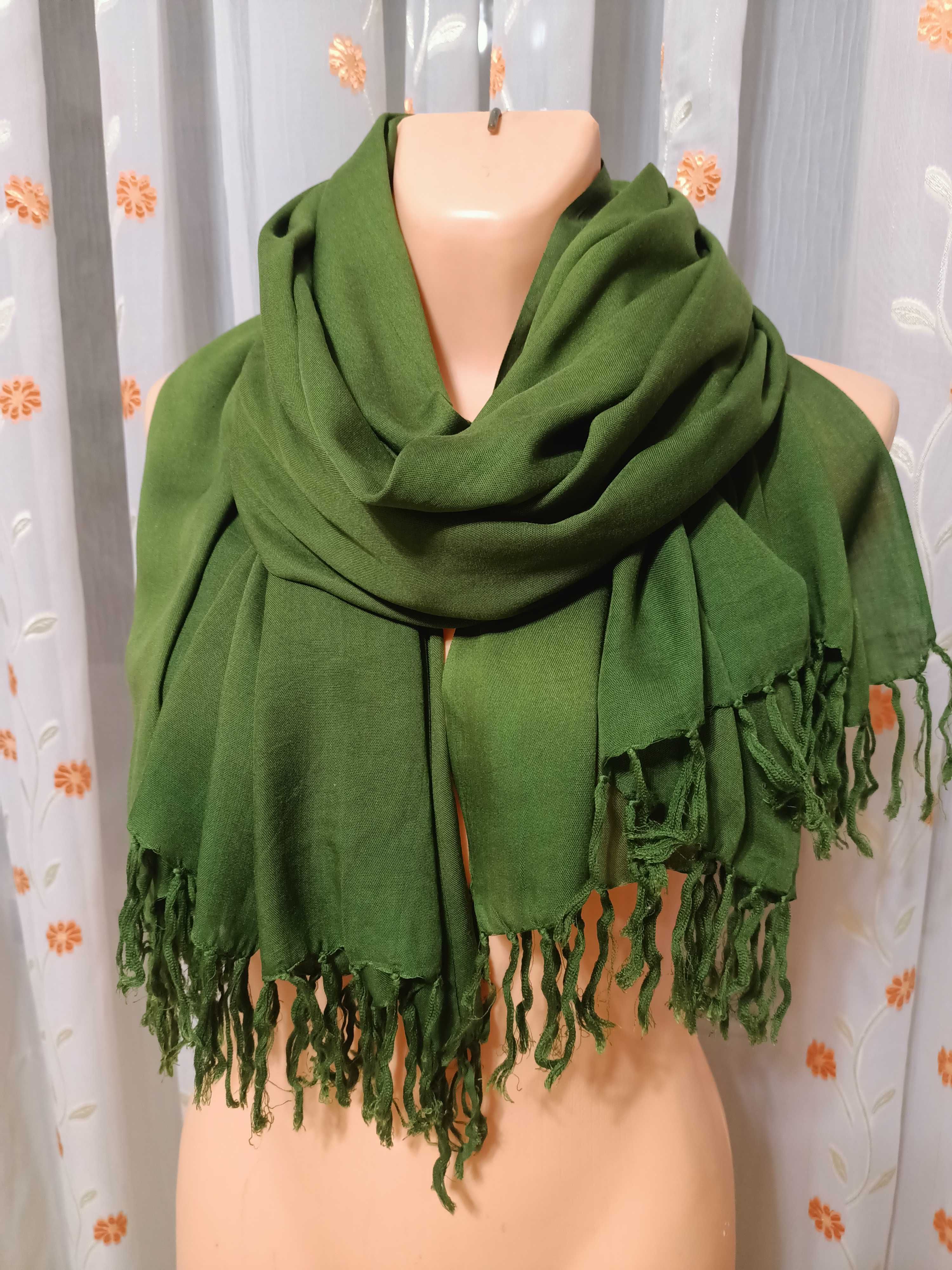 Палантин шарф зелёный 
120 см на 165  см+ по 8 см кисточки