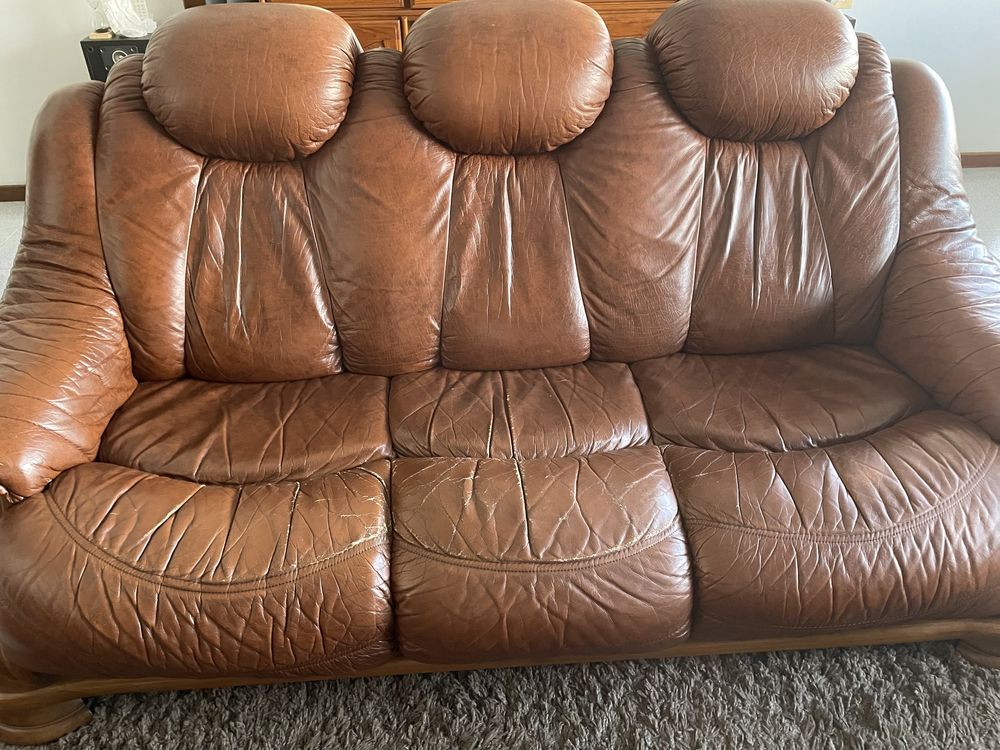 Poltronas e sofa em pele verdadeira cada unidade por 50€.