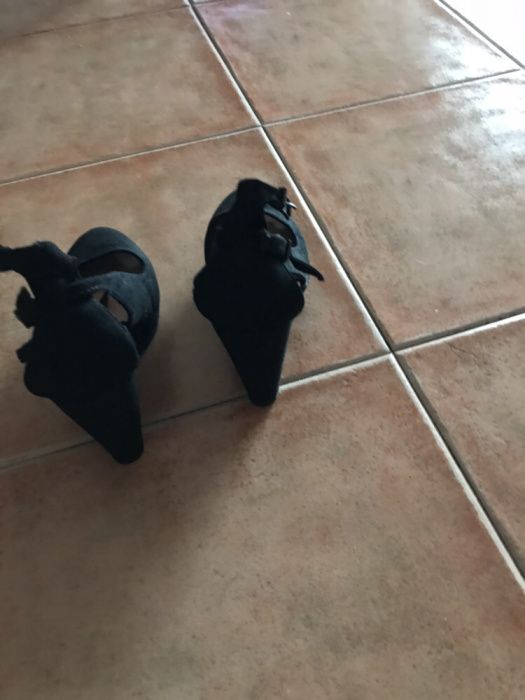 Sapatos pretos de veludo n.38