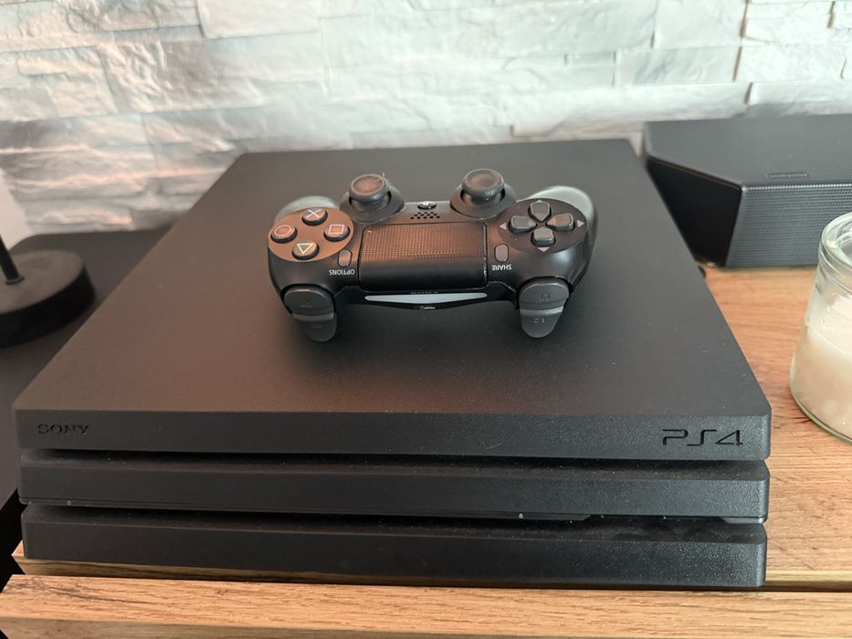 PS4 Pro 1Tb + 1 pad + stacja ładująca