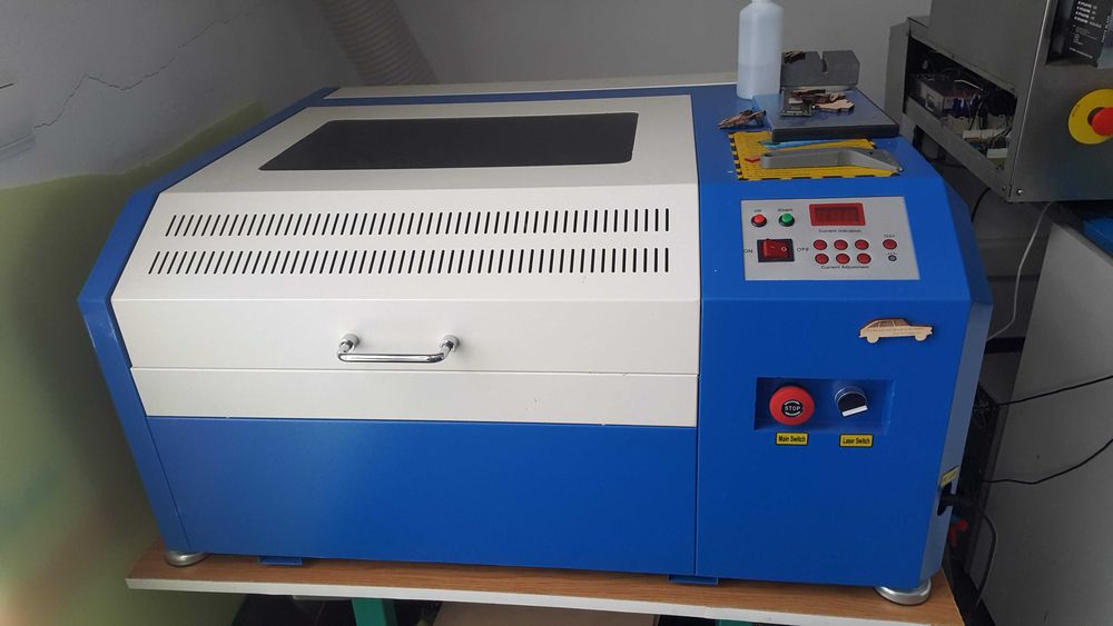 Máquina de gravação e corte laser