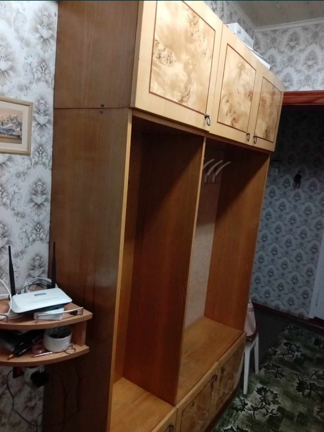 Меблі для спальні і прихожої дерево, ціни різні