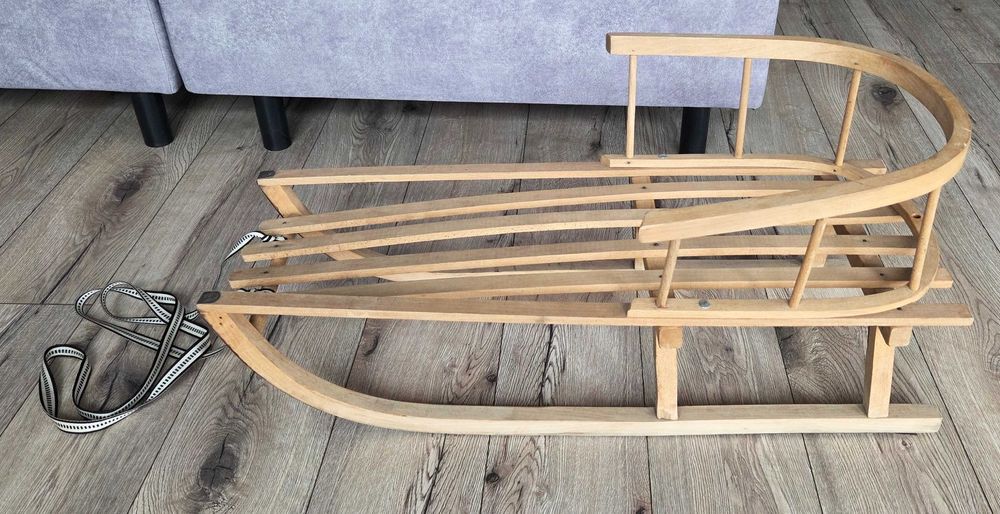 Drewniane sanki z oparciem