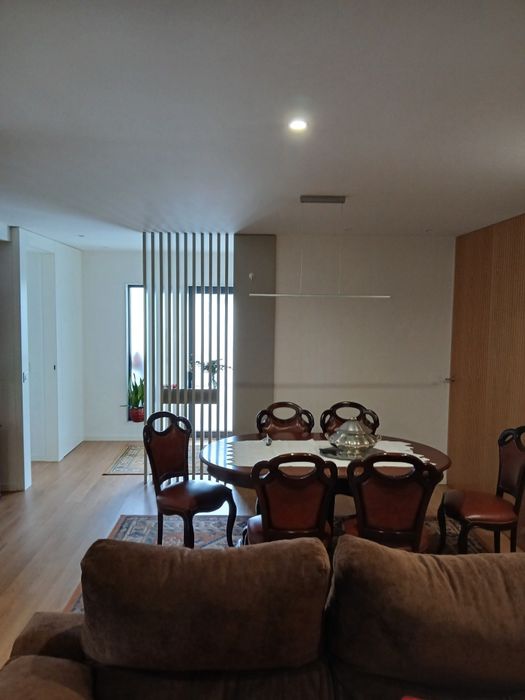 Mesa de sala em Nogueira e 6 cadeiras