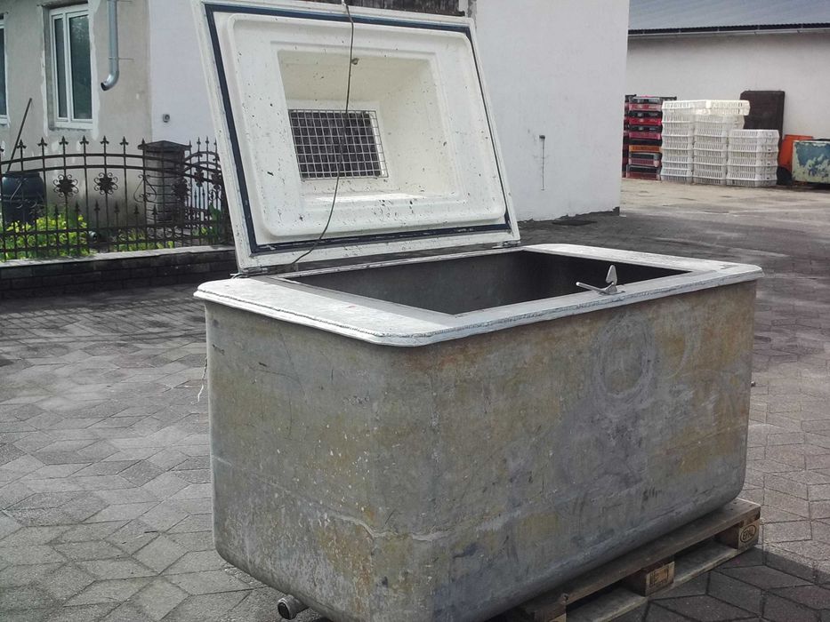 Basen (zbiornik) do transportu żywych ryb z napowietrzaczem 1300 l.