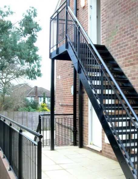Перила з чорного металу для громадських будівель. Хатні перила.Поручні