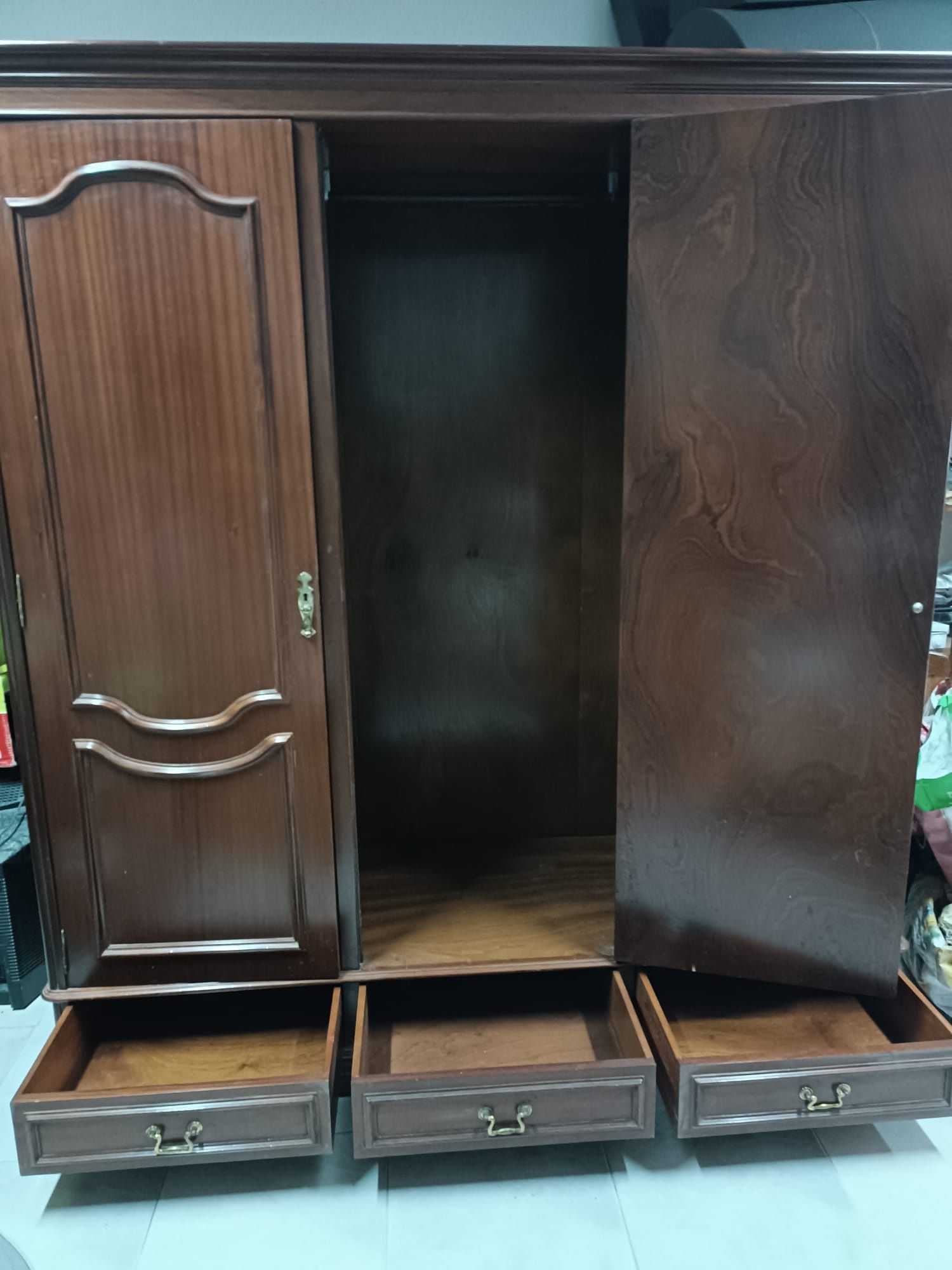 Guarda vestidos com 3 portas e 3 gavetas