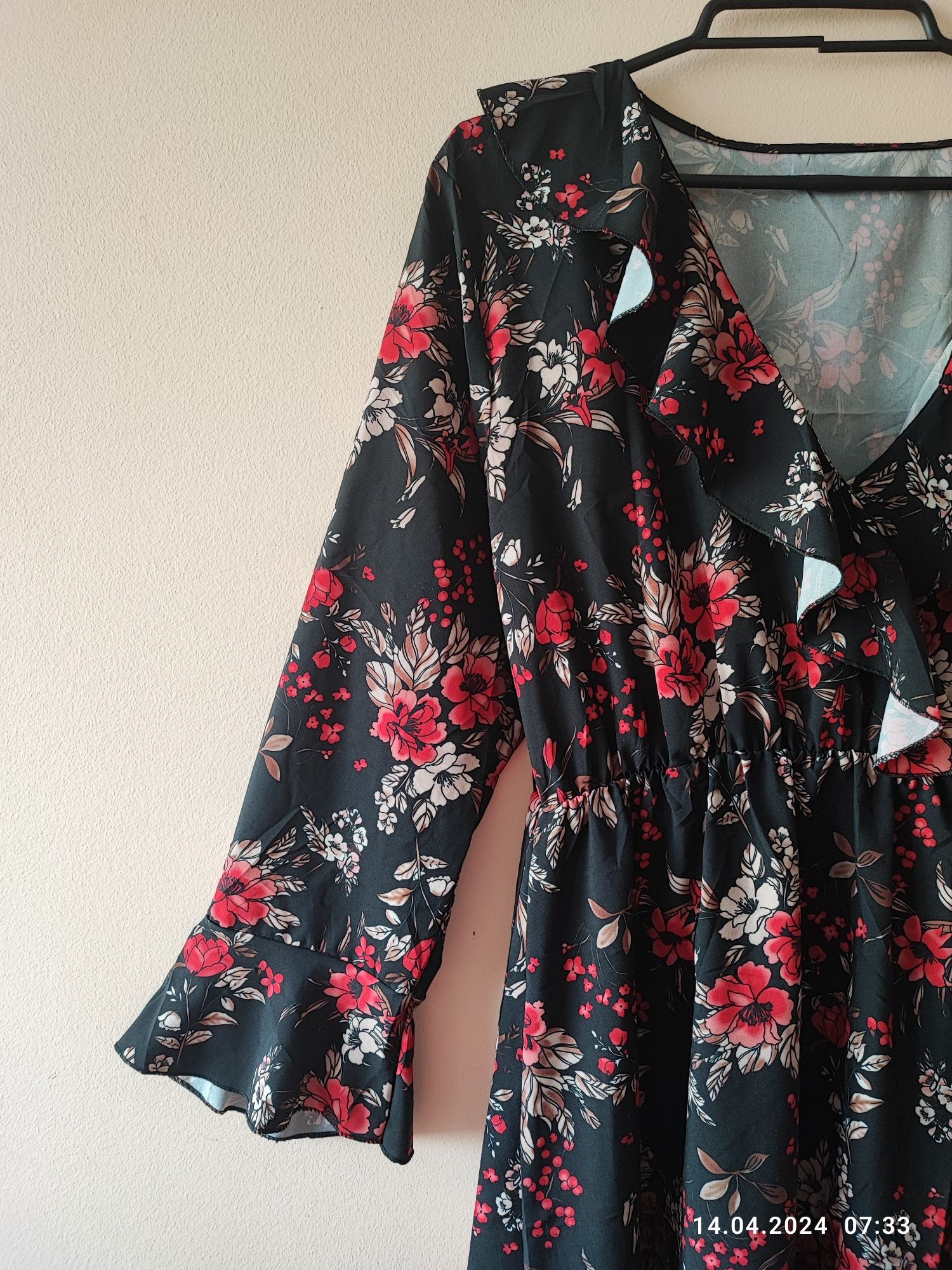 Czarna sukienka w kwiaty: rozszerzane rękawy, falbany, wesele, lato