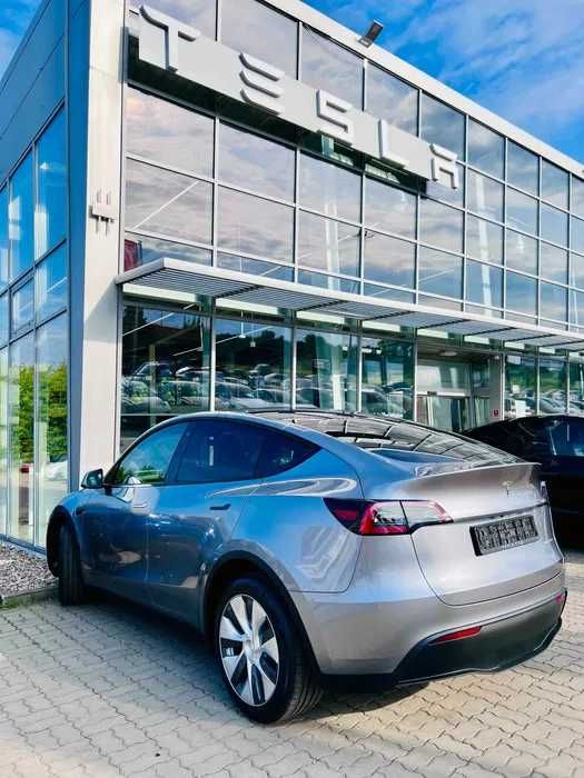 Wynajem samochodu Tesla Model Y Long Range z Boost. Od 250 zł.