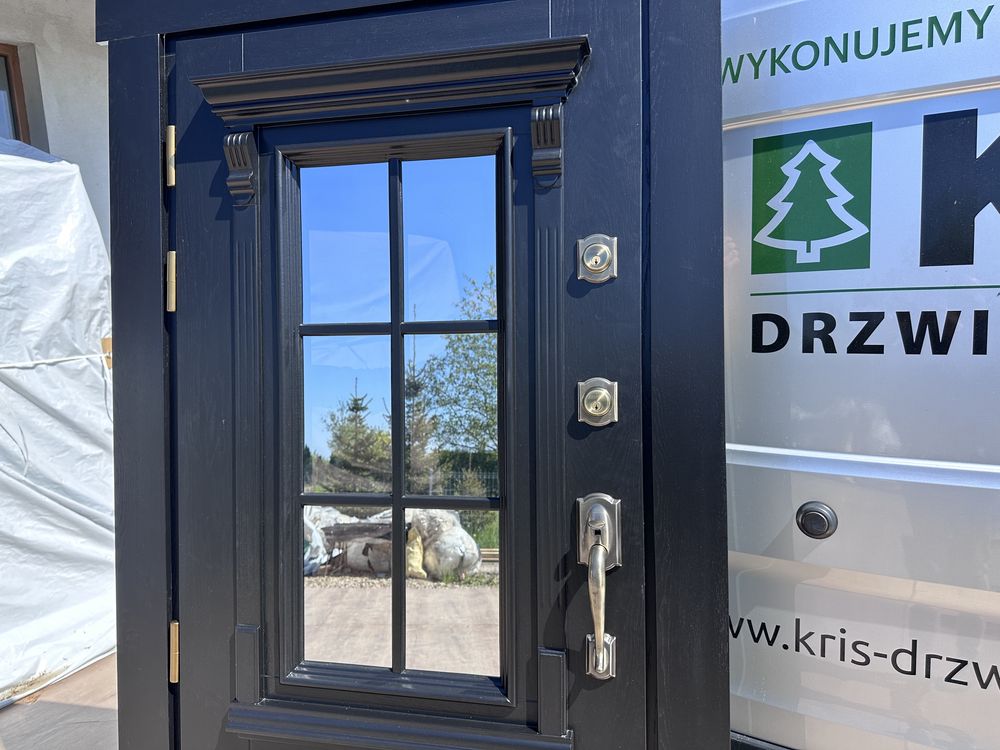 Drzwi zewnętrzne drewniane wejściowe czarne  schlage na wymiar Montaż