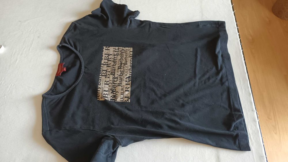 T-shirt preta e bege da Burberry