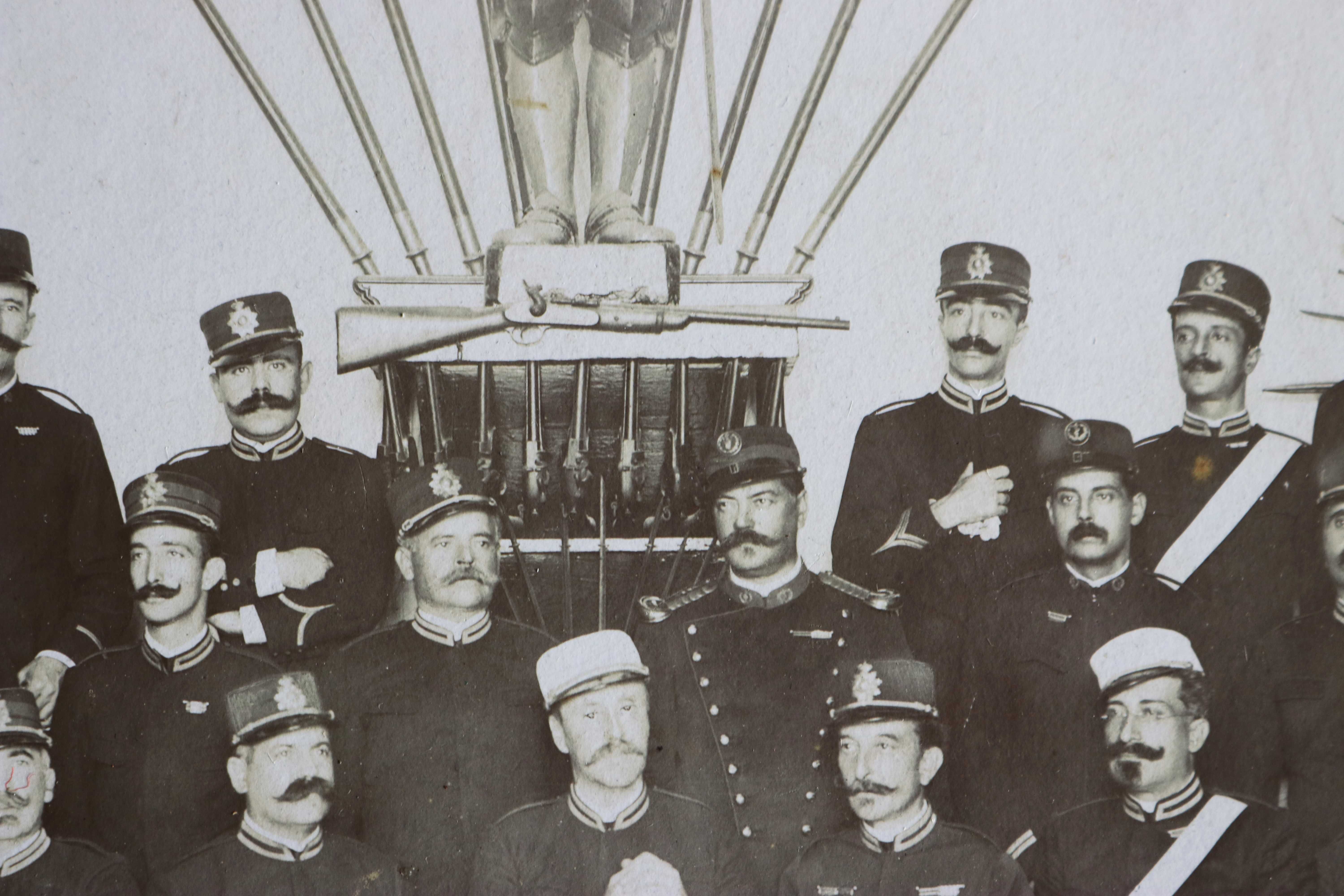 Militares uniformes espadas e armas foto grande José Maria da Silva