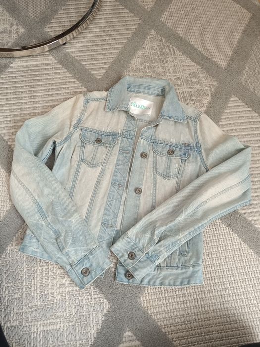 Jasno niebieska kurtka dżinsowa