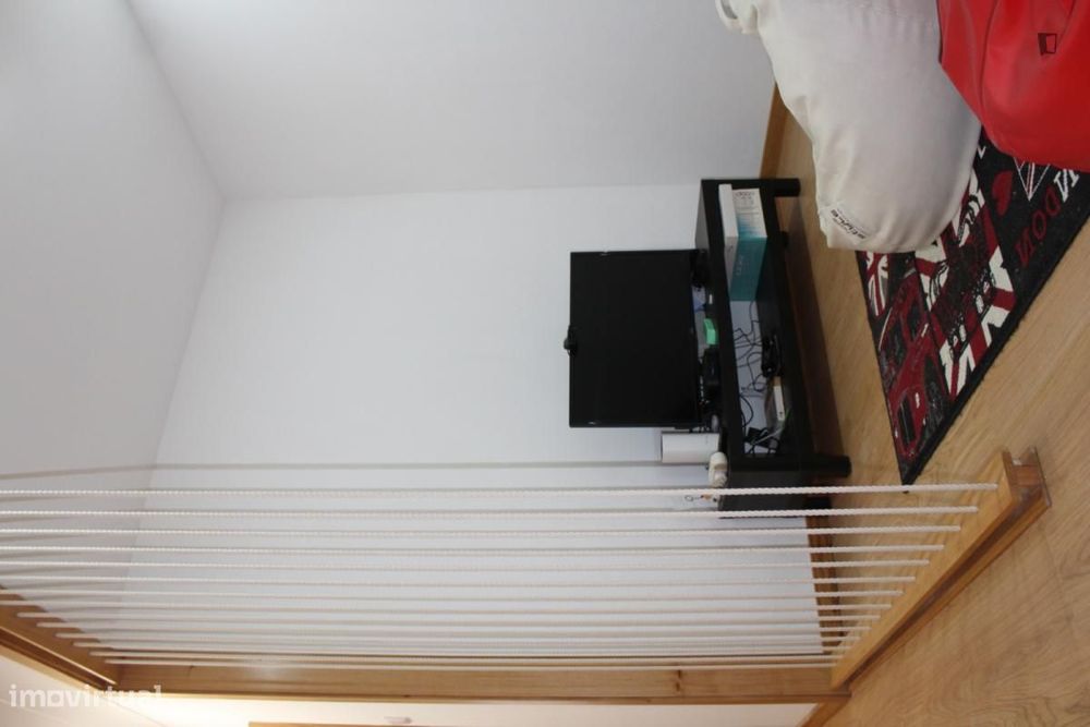 Quarto - localizado em Santa Marinha Porto