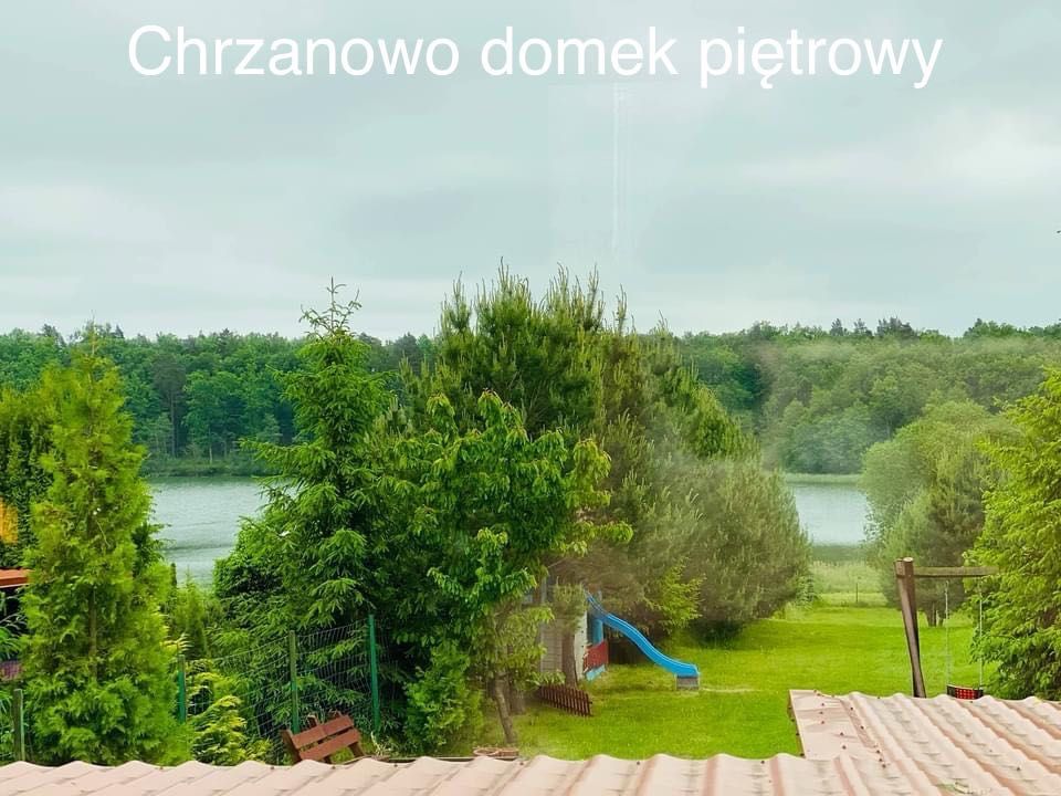 Domek piętrowy z dostępem do jeziora, z basenem