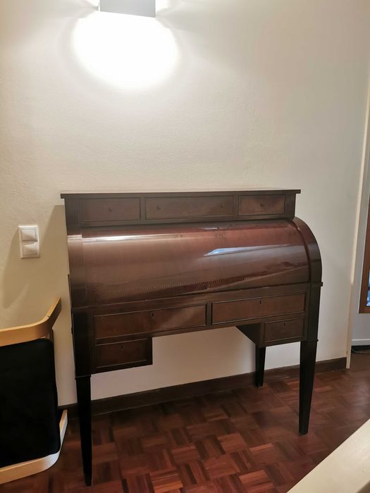 Escrivaninha antiga de madeira com tampo e porta retráctil