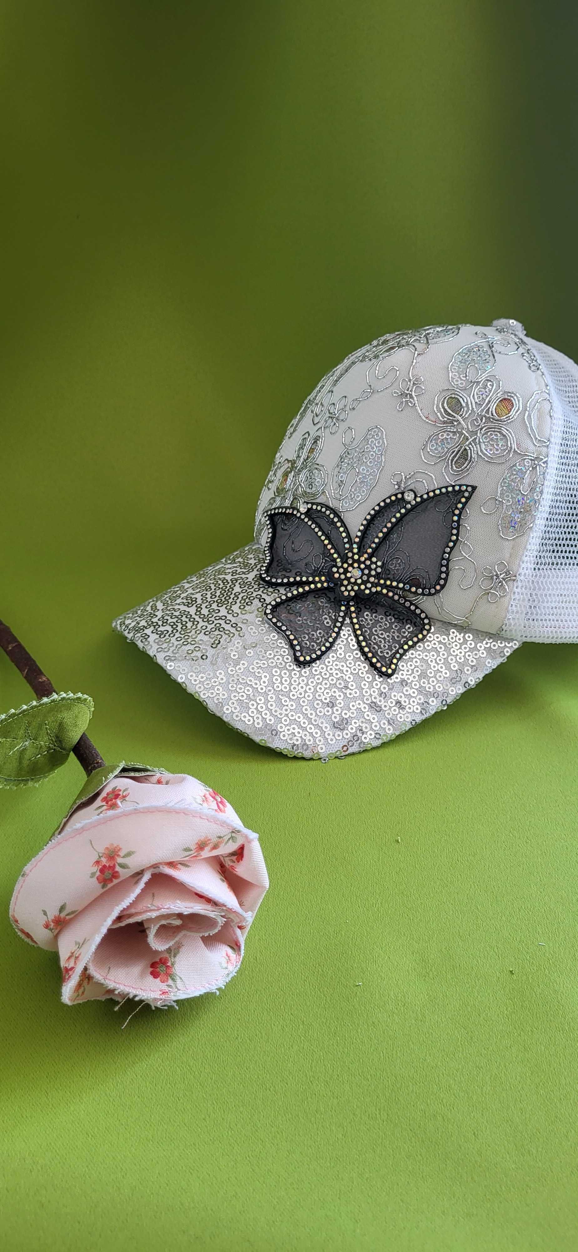 Bone/chapeu novo de mulher, com borboleta
