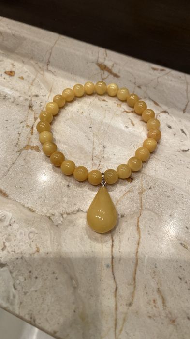 Bransoleta z bursztynu , kulka z zawieszką