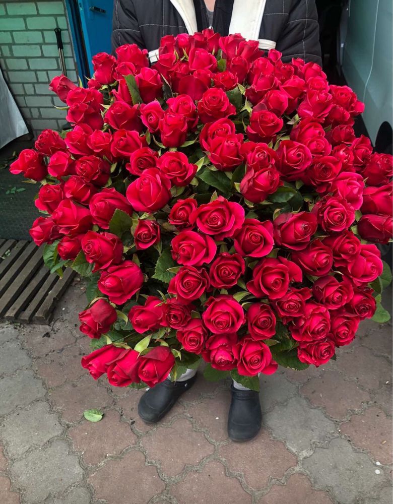 Продаємо 101 шикарну червону троянду!